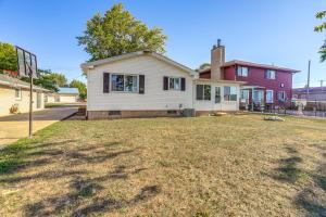 ein weißes Haus mit einem Garten vor einem Haus in der Unterkunft Waterfront Port Clinton Cottage 5 Mi to Lake Erie in Port Clinton + 18 Fotos