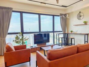 TV a/nebo společenská místnost v ubytování Cozy Urban Suites Georgetown View