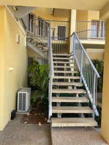 Photo de la galerie de l'établissement 2 bedroom 2 bath Treetop Escape close to the city, à Paraparap