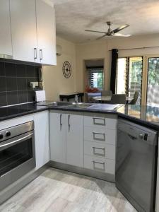 Photo de la galerie de l'établissement 2 bedroom 2 bath Treetop Escape close to the city, à Paraparap