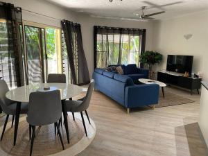Χώρος καθιστικού στο 2 bedroom 2 bath Treetop Escape close to the city