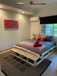 Ένα ή περισσότερα κρεβάτια σε δωμάτιο στο 2 bedroom 2 bath Treetop Escape close to the city
