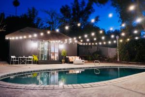Πισίνα στο ή κοντά στο Sunny Days Tiny House with private entrance, pool and view
