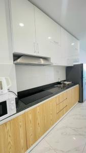 Kuchyň nebo kuchyňský kout v ubytování Căn hộ Ocean Vista 1br Sea view - Sea Home O867,7O7,123