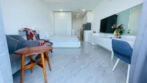 TV a/nebo společenská místnost v ubytování Căn hộ Ocean Vista 1br Sea view - Sea Home O867,7O7,123