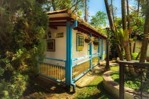 Vrt pred nastanitvijo Nice Mansion AC 6BR Pool,Básquet,Playground,Games