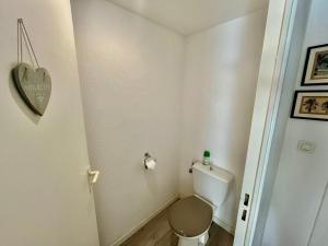 Ένα μπάνιο στο Le Rieviera Bay-Parking-Jardin Pick up Airport