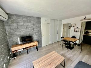 Μια τηλεόραση ή/και κέντρο ψυχαγωγίας στο Le Rieviera Bay-Parking-Jardin Pick up Airport