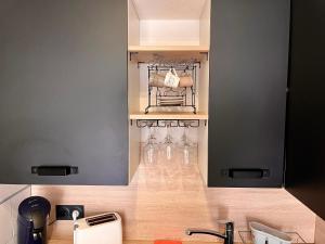 Η κουζίνα ή μικρή κουζίνα στο Le Rieviera Bay-Parking-Jardin Pick up Airport