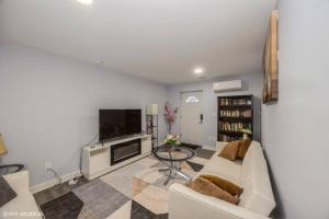 ヨンカーズにあるCharming Unit in Yonkers Close to NYCのソファとテレビのあるリビングルーム