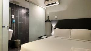 Postel nebo postele na pokoji v ubytování The Leverage Business Hotel - Rawang