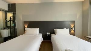 Postel nebo postele na pokoji v ubytování The Leverage Business Hotel - Rawang