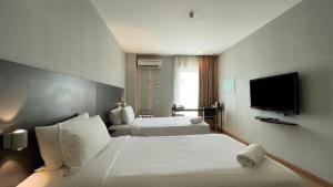 Postel nebo postele na pokoji v ubytování The Leverage Business Hotel - Rawang