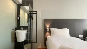 Postel nebo postele na pokoji v ubytování The Leverage Business Hotel - Rawang