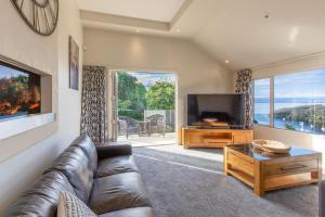 TV a/nebo společenská místnost v ubytování Acacia Waters - Lake Taupo