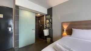 Postel nebo postele na pokoji v ubytování The Leverage Business Hotel - Rawang