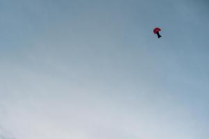 een vlieger in de lucht boven de oceaan bij Casa Nebula Villa in Kerobokan