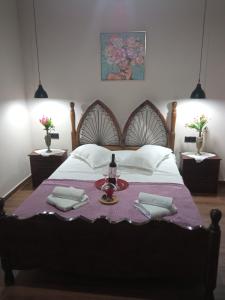 una camera da letto con un letto e un tavolo sopra di GIANNIS House 2 a Kavala