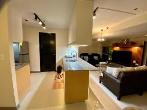 Η κουζίνα ή μικρή κουζίνα στο Luxurious 2 BR at Eastwood City