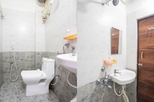 LingampalliFabExpress Grand Aarvi Prime - Nr GSM Mall, Madeenaguda的浴室设有卫生间和水槽,两幅图片