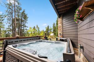 ブラックホークにあるTreehouse 1BR with Hot Tub homeの家の裏にあるホットタブ