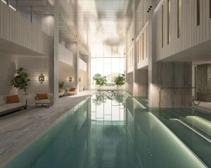 ein großes Schwimmbad in einem Gebäude in der Unterkunft West Side Spencer St Apt w Marvel Stadium View in Melbourne