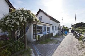 a white house with bikes parked outside of it at Buhne 11 in Vitte
