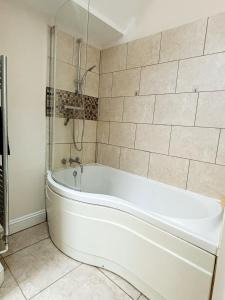 Foto dalla galleria di Spacious town-centre apartment with stunning views a Great Malvern