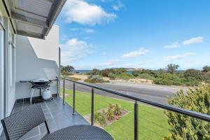 balcón con parrilla y vistas a la carretera en 6-35 Esplanade - Beachfront - No Linen Included, en Victor Harbor