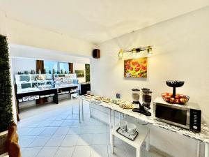 a large kitchen with a counter with a counter top at Pensiunea Constanta in Predeal