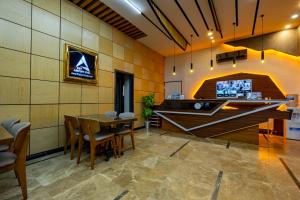 Uma TV ou centro de entretenimento em FRT AİRPORT OTEL mais 37 fotos