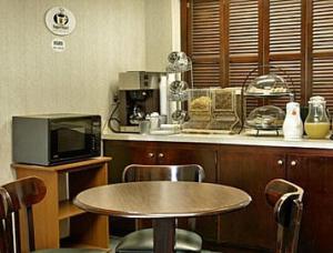 cocina con mesa y microondas en Super 8 by Wyndham Piedmont Greenville Area en Piedmont