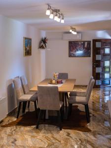 une salle à manger avec une table et des chaises en bois dans l'établissement Relax&Wine house Klara, à Ruškovac