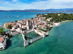 una vista aérea de una ciudad sobre el agua en Locanda Carolina Callas Sirmione, en Sirmione