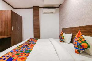 Postel nebo postele na pokoji v ubytování Divine Residency by JMD Group Near Yashobhoomi & Delhi IGI Airport