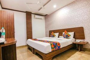 Postel nebo postele na pokoji v ubytování Divine Residency by JMD Group Near Yashobhoomi & Delhi IGI Airport