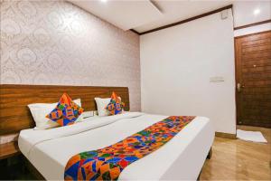 Postel nebo postele na pokoji v ubytování Divine Residency by JMD Group Near Yashobhoomi & Delhi IGI Airport