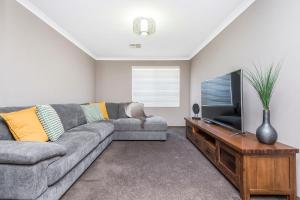 TV a/nebo společenská místnost v ubytování KALB8 - Family Friendly 4BR Home