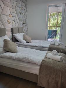 2 letti in una camera da letto con asciugamani di Baltic Waves Resort & SPA Międzyzdroje B110 a Międzyzdroje