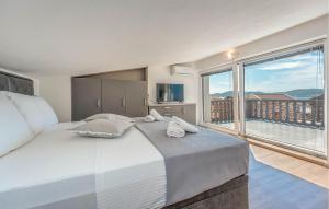 ein Schlafzimmer mit einem großen Bett mit einem großen Fenster in der Unterkunft Lovely Apartment In Biograd in Biograd na Moru