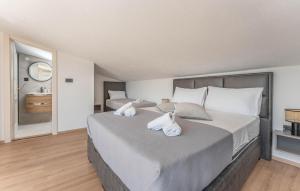 ein Schlafzimmer mit einem großen Bett mit Handtüchern darauf in der Unterkunft Lovely Apartment In Biograd in Biograd na Moru