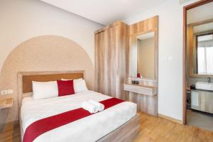 a bedroom with a bed with two towels on it at Cove Villa Prana in Jimbaran