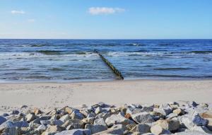 un poste saliendo del agua en una playa en Nice Apartment In Dziwnów With Wifi, en Dziwna 10 fotos más