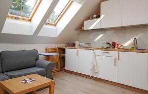 Una cocina con un sofá y una mesa en una habitación. en Nice Apartment In Dziwnów With Wifi, en Dziwna