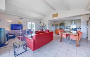 un soggiorno con un divano rosso e un tavolo di 3 Bedroom Stunning Home In Ecuras a Écuras