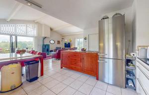 una grande cucina con frigorifero in acciaio inossidabile di 3 Bedroom Stunning Home In Ecuras a Écuras
