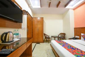 Postel nebo postele na pokoji v ubytování FabHotel Jaggi Palace Karol Bagh
