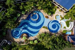 an aerial view of a pool with a water fountain at Siam Bayshore Resort Pattaya in Pattaya South