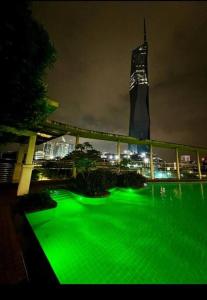 un prato verde di fronte a un edificio di notte di Golden HeavenHomestay a Kuala Lumpur