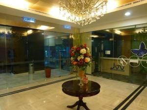 un vaso di fiori su un tavolo in una hall di Golden HeavenHomestay a Kuala Lumpur Altre 30 foto